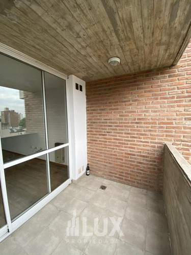 Imagen 12 de 30 de Venta Departamento Un Dormitorio Al Frente Con Balcón Y Cochera - Centro