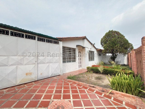 Casa En Venta Urb Los Samanes Maracay 24-24237 Ap.