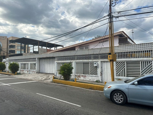 Sky Group Vende Casa Con Zonificación Comercial Y Un Local Con Estructura En Dos Niveles Ubicado En Av. Carlos Sanda Urb. El Viñedo, Valencia. Luz Coelho.