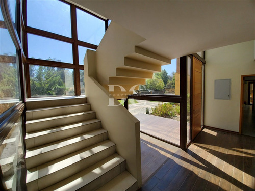 Casa En Venta De 5 Dorm. En Colina Chicureo, Las Brisas