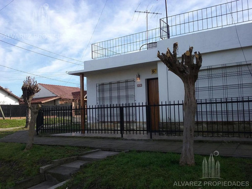 Imagen 3 de 16 de Venta De Casa En Castelar Norte - 3 Ambientes