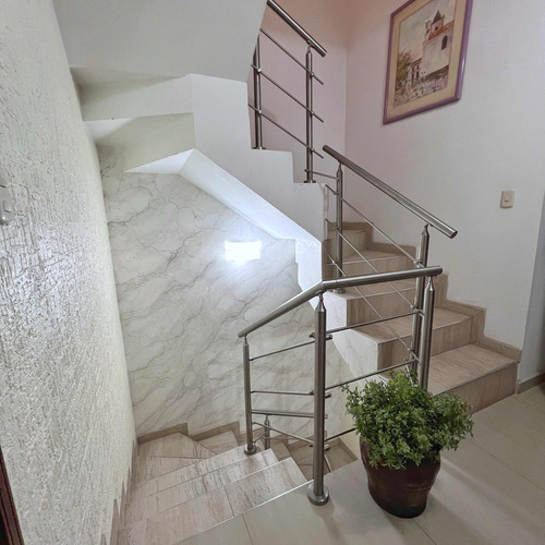 Amplio Townhouse De 3 Niveles En Residencias La Romanza