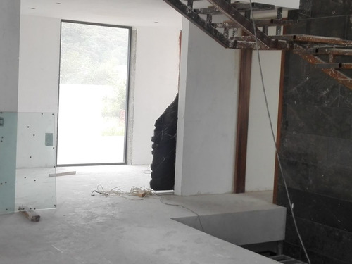 Hermosa Residencia En Venta Con Alberca Privada Y Campo De G