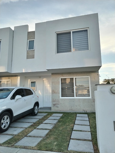 Haz De Esta Casa Tu Nuevo Hogar. Ubicada En Una Privada Con Vigilancia 24/7, Esta Propiedad Combina Funcionalidad, Amplitud Y Excelente Ubicación.