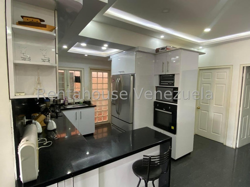 Ji 25-7949. En Venta Casa De 209m2 Ubicada En Guatire. Residencias Canaima.