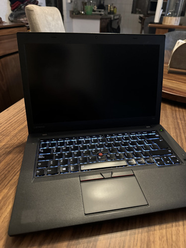 Laptop Lenovo Core I5 , 240 En Disco Sólido , 8 Gb En Ram (Usado)