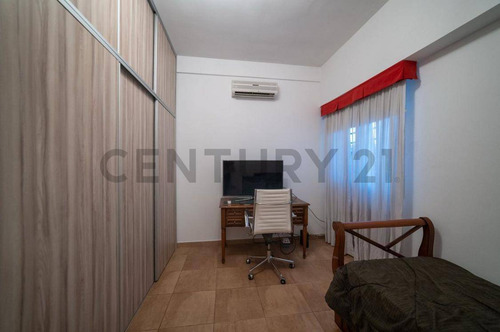 Venta Ph 3 Ambientes Con Patio Y Cochera/local En Zona Residencial De Lomas De Zamora.