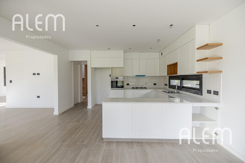 Casa De 4 Dormitorios En Venta - St. Thomas Este, Canning