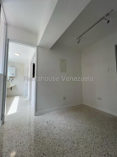 Apartamentopiso Medio Remodelado 107 M² 3h, 3b, 1p, Residencias Maria Con Pozo De Agua En Venta En Los Palos Grandes Avenida Segunda Caracas