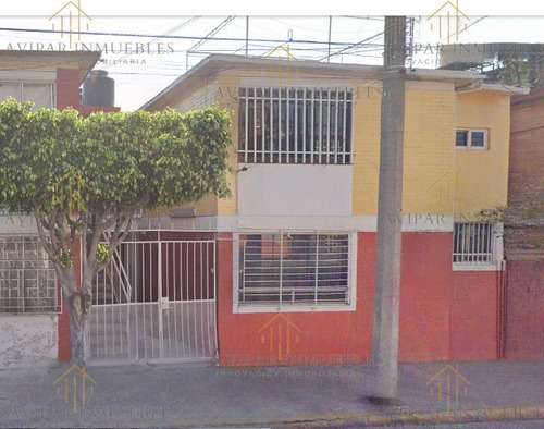 Casa De 2 Pisos Ubicada En Nezahualcoyotl, Edo Mex, Eck070.