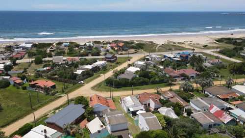Inmobiliaria Costa Azul Vende Dos Casas Y Dos Apartamentos A Una Cuadra De La Playa Antoniopolis, Rocha.