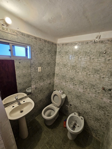 Casa Con Amplio Galpón Al Fondo