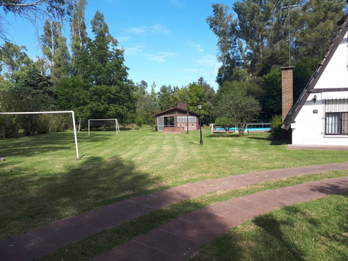 Imagen 2 de 18 de Casa Quinta En Barrio Los Bosquecitos!!!