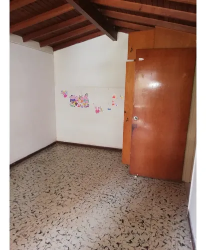 Venta De Casa Unifamiliar Con Aire En La Castellana.