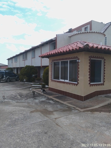 En Venta Townhouse En Playa El Ángel, Margarita  Ic-00239