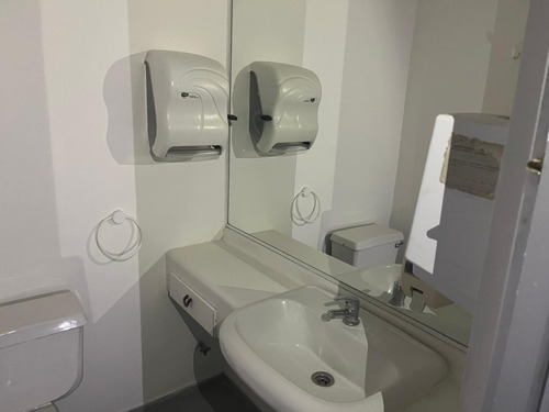 Amplia Oficina, Acceso Metro, Impecable. Uf 120 Mensual
