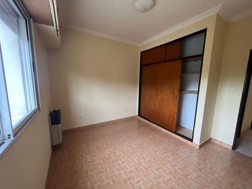 Alquilo Excelente Piso En Caseros De 3 Ambientes Grandes Con Terraza Y Patio Propio!! F: 4571