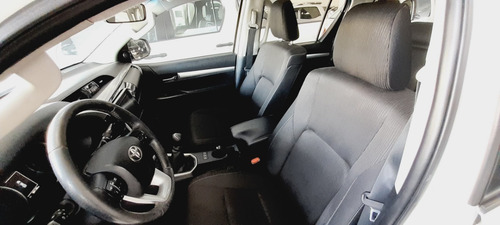 Imagen 3 de 16 de Toyota Hilux 2.8 Cd Srv 177cv 4x4