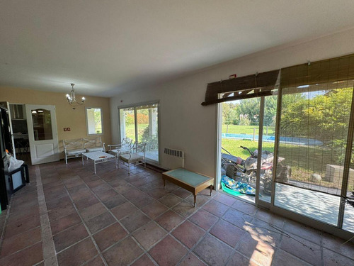 Casa En Venta - 3 Dormitorios 2 Baños - 1000mts2 - Haras Del Sur I
