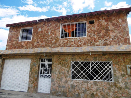 24-15776 Casa En Venta Urbanizacion Privada Santa Rita, Aragua Mord