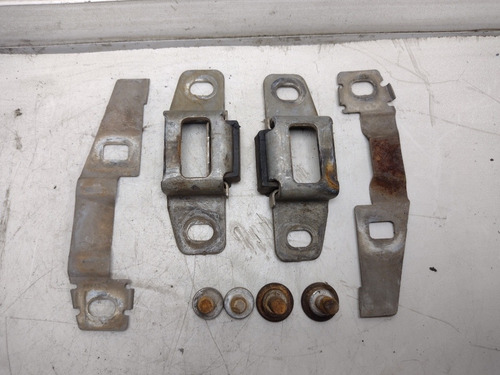 Imagem 2 de 3 de Par De Batente Da Tampa Traseira Ford Courier 96 A 13 Usado