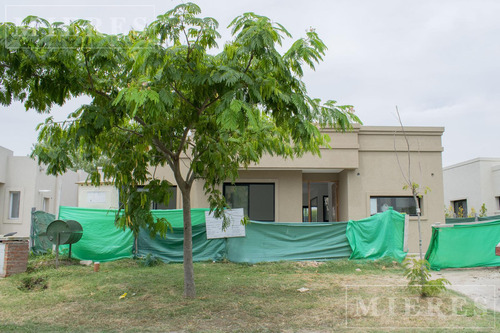 Casa En Venta En Santa Elena, Pilar Del Este