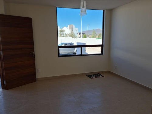 Estrena Casa Entre El Refugio Y Zibata, 4ta Recamara En Pb, De Lujo !!