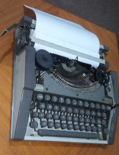 Máquina De Escribir Antigua Portátil Olivetti Funcionando 