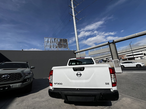 Nissan NP300 2.4 Doble Cabina Se Aa Pack Seg Mt