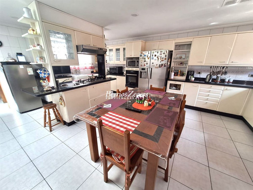 Casa En Venta De 4 Dorm 5 Baños, Sala De Estar Gran Vista