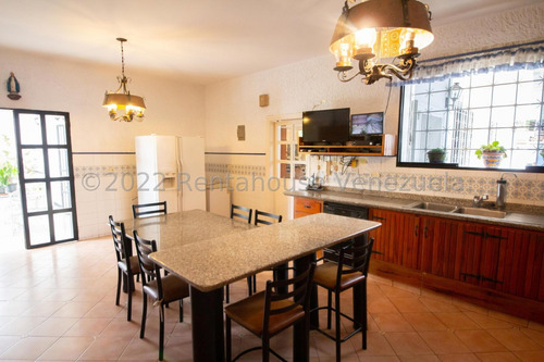 Bella Casa, Con Amplios Espacios Y Jardines Ubicada En Calle Cerrada. 25-17564.