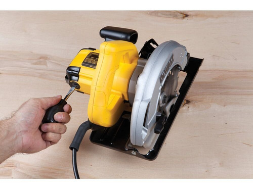Imagen 6 de 8 de Sierra circular eléctrica DeWalt DWE560 184mm 1400W amarilla 127V