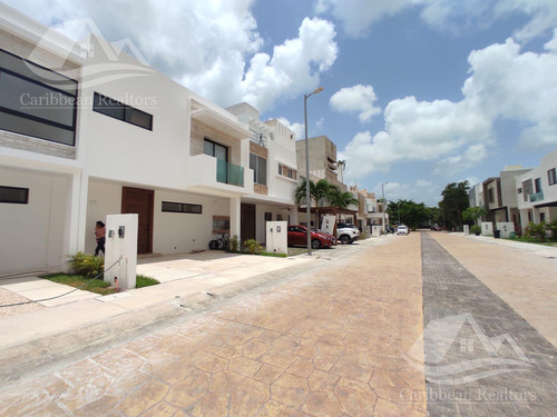 Casa En Venta En Arbolada Cancun / Codigo: Hms5866