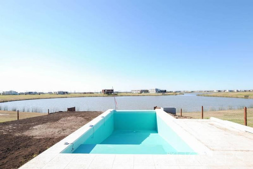 Hermosa Casa Al Agua De Estilo Racionalista En Marinas, Puertos Del Lago