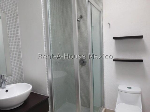 Zibata - Renta. Casa De 3 Recamaras Con Baño Cada Una | Io
