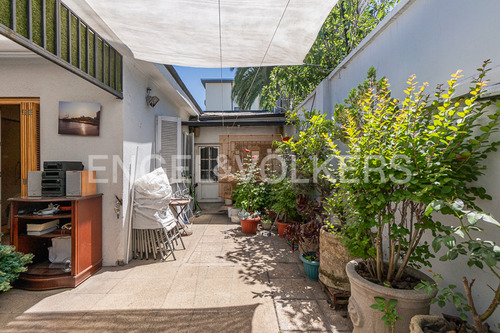 Casa Restaurada En Calle Cerrada
