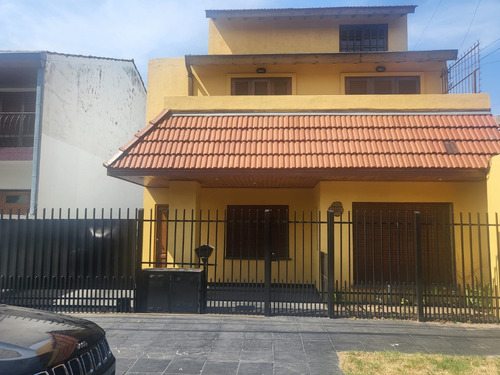 Casa En Block A La Venta. Reciclada A Nuevo - Villa Adelina 