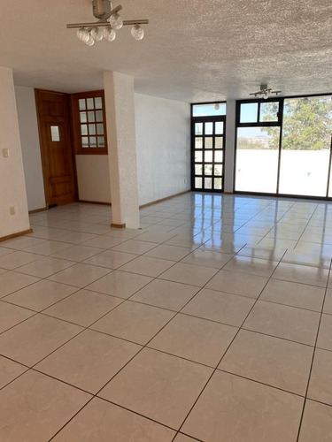 Se Renta Hermosa Casa Con Vista Panorámica Localizada En Acueducto De Xalpa En Vista Del Valle Con 450 Mts. De Construcción, Distribuidos 3 Niveles Con Excelente Luz Natural Y Acabados De Lujo.