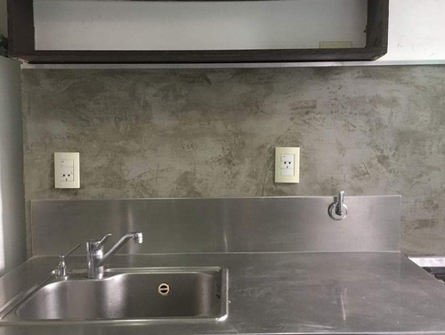 Aplicación De Microcento Con Materiales Y Mo En Piso/paredes Gris