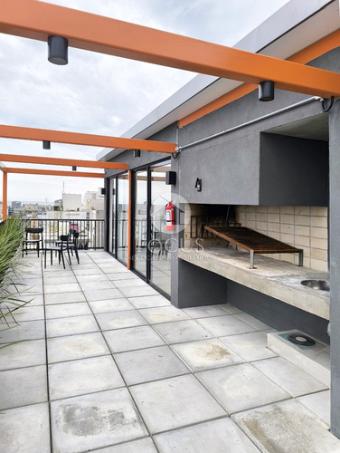 Venta Apartamento 2 Dormitorios, Cocina Definida Y Terraza Al Frente En Centro