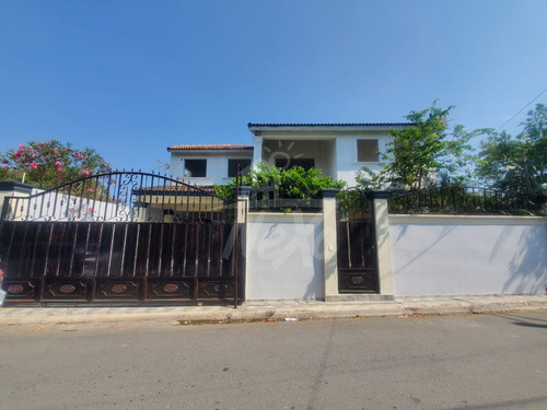 En Gurabo Vendemos Amplia Casa De 2 Niveles (jpc-225)