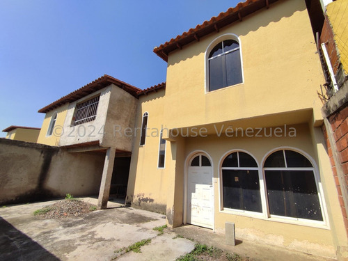 Amplia Casa Townhouse En Venta Obra Limpia La Providencia Turmero Conjunto Privado Todos Los Servicios Negoc Estef 24-23620