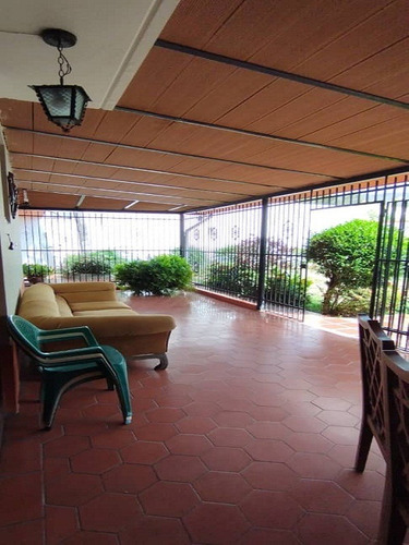 Lm Vende Casaquinta En Urb. Parque Trigal. Trigal Centro, Valencia.