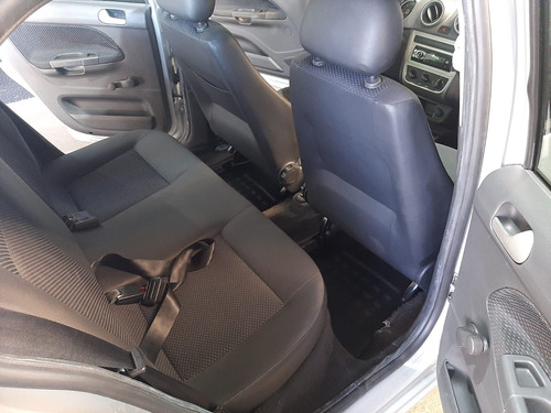 Imagem 9 de 14 de Volkswagen Voyage Trendline 1.6 Prata 2015