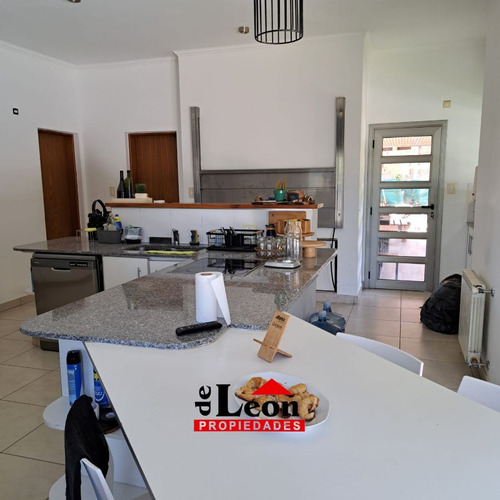 Casa En Venta De 3 Dormitorios C/ Cochera En Barrio Privado Pago Chico