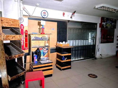 Arriendo Local Comercial De 102 M2 + 97 M2 De Altillo, Metro