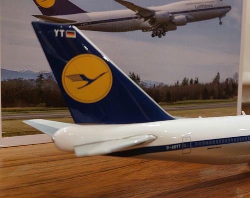Avión A Escala Boeing 747-8 Lufthansa-herpa Alemán-esc 1/200 Blanco Gris Y Azul (Usado)