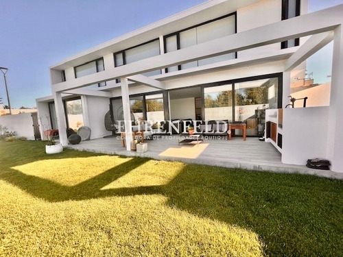 Pinares  De Montemar, Concón. Amplia Casa De 505 M2 Totales.