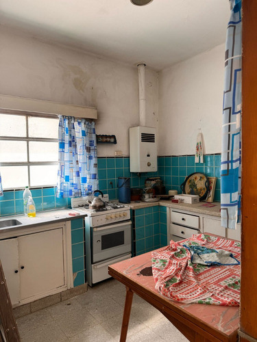 Casa En Venta A Refeccionar Excelente Ubicación Pellegrini 173. 4 Dormitorios