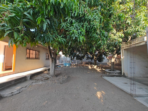 Casa En Venta En Col. Juan Morales Con Amplio Jardín Ideal Para Inversión